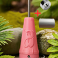 Ein Bundel mit dem Pink Umweltfreund auf dem Bild neben dem Pink Umweltfreund, ist ein Magnet und eine Mülltütenroll zu sehen.