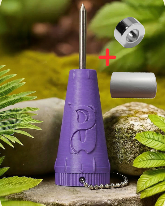 Ein Bundel mit dem Lila Umweltfreund auf dem Bild neben dem Lila Umweltfreund, ist ein Magnet und eine Mülltütenroll zu sehen.
